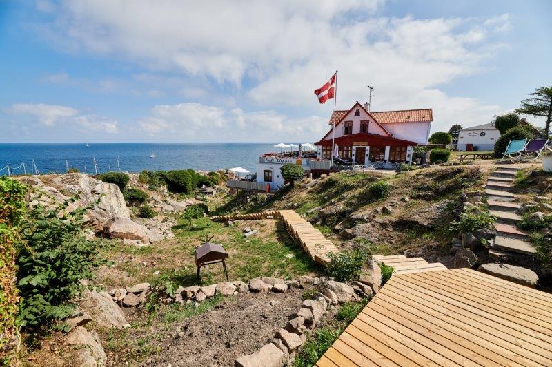 Hotel Klippen i Gudhjem har en unik beliggenhed. Hotellet er nærmest sprængt ind i klipperne, opover Gudhjem by. Fra de fleste værelser ser man solopgangen og helt hen til ChristiansØ.