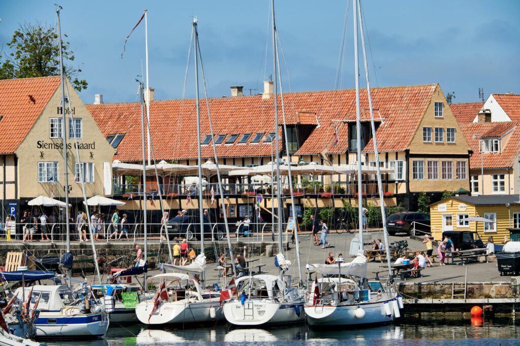 Hotel Siemsens Gård har udsigt til den charmerende havn i Svaneke. Værelserne er nydeligt indrettede.